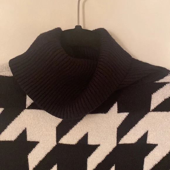 Joseph A. Black and White Houndstooth Turtleneck Sweater - Picture 2 of 10
